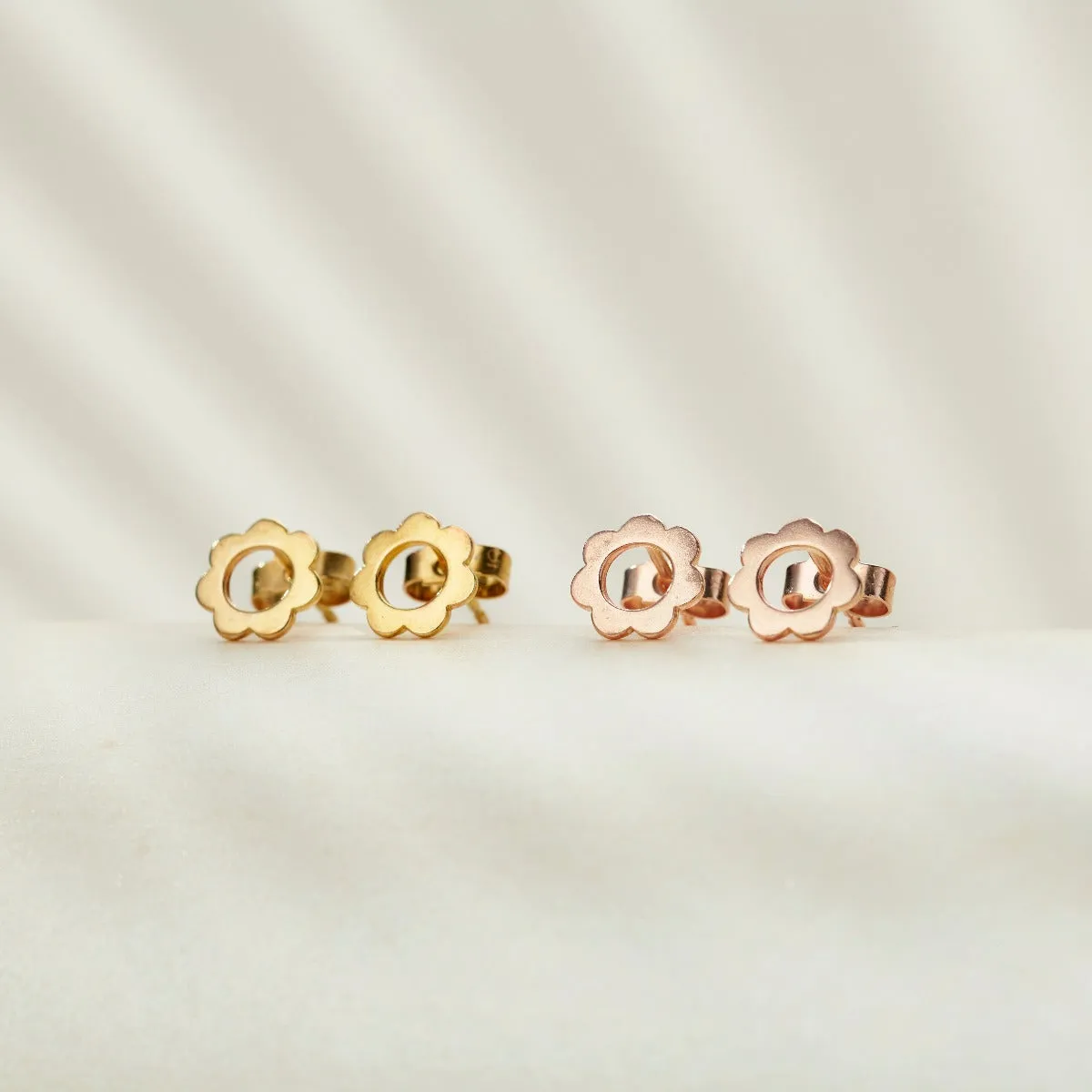 Scalloped Flower Stud Earrings